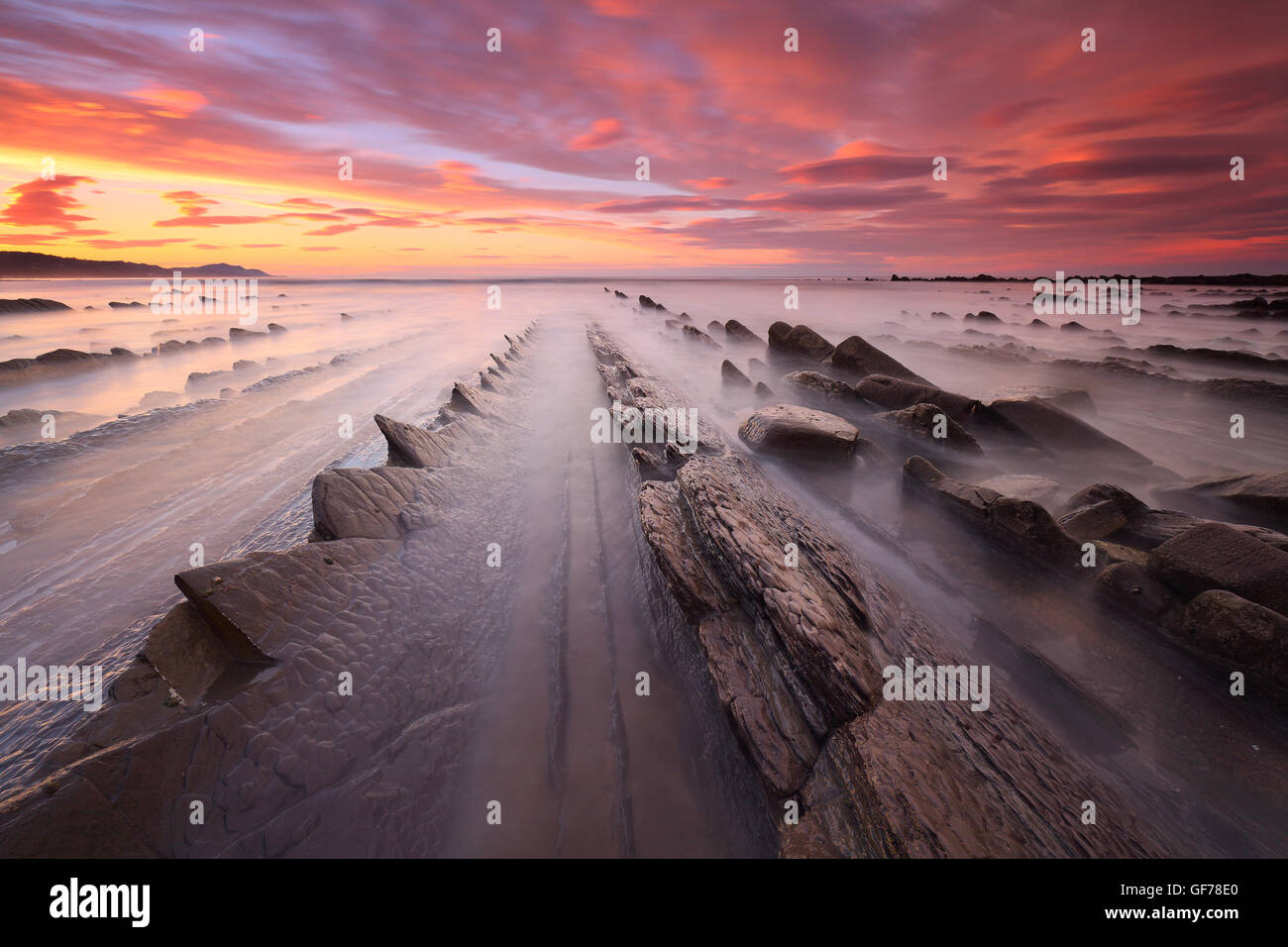 Incredibile tramonto sul flysch formazione geologica in spiaggia Sakoneta Foto Stock