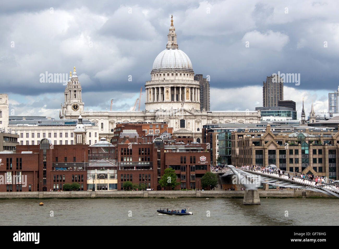 La vista da Bankside attraverso il Fiume Tamigi per il Millennium Bridge e la Cattedrale di St Paul. Foto Stock