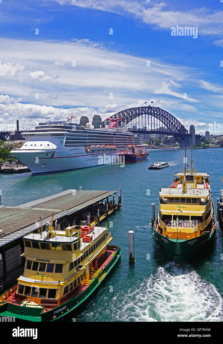 Il Porto di Sydney il Circular Quay con Ferry di Sydney e il carnevale leggenda la nave di crociera. Foto Stock