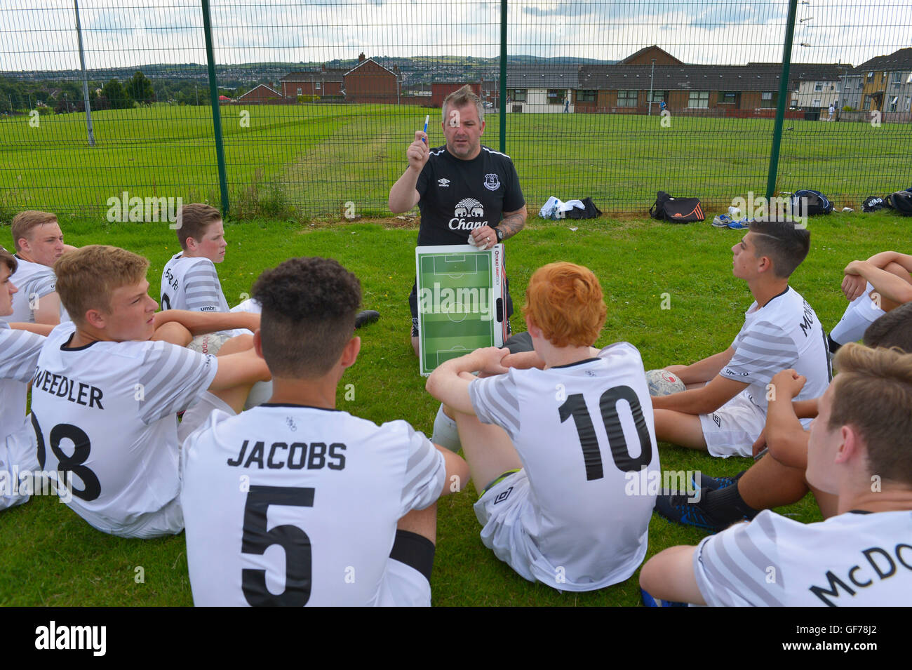 Marty Walker soccer coach di noi junior club Everton America ha tactical parla con i giocatori prima di una partita in Foyle Cup. Foto Stock