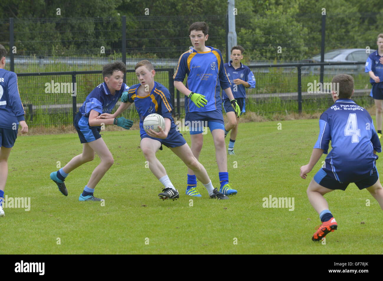 Irish ragazzi giocare calcio gaelico, Derry, Irlanda del Nord. Foto Stock