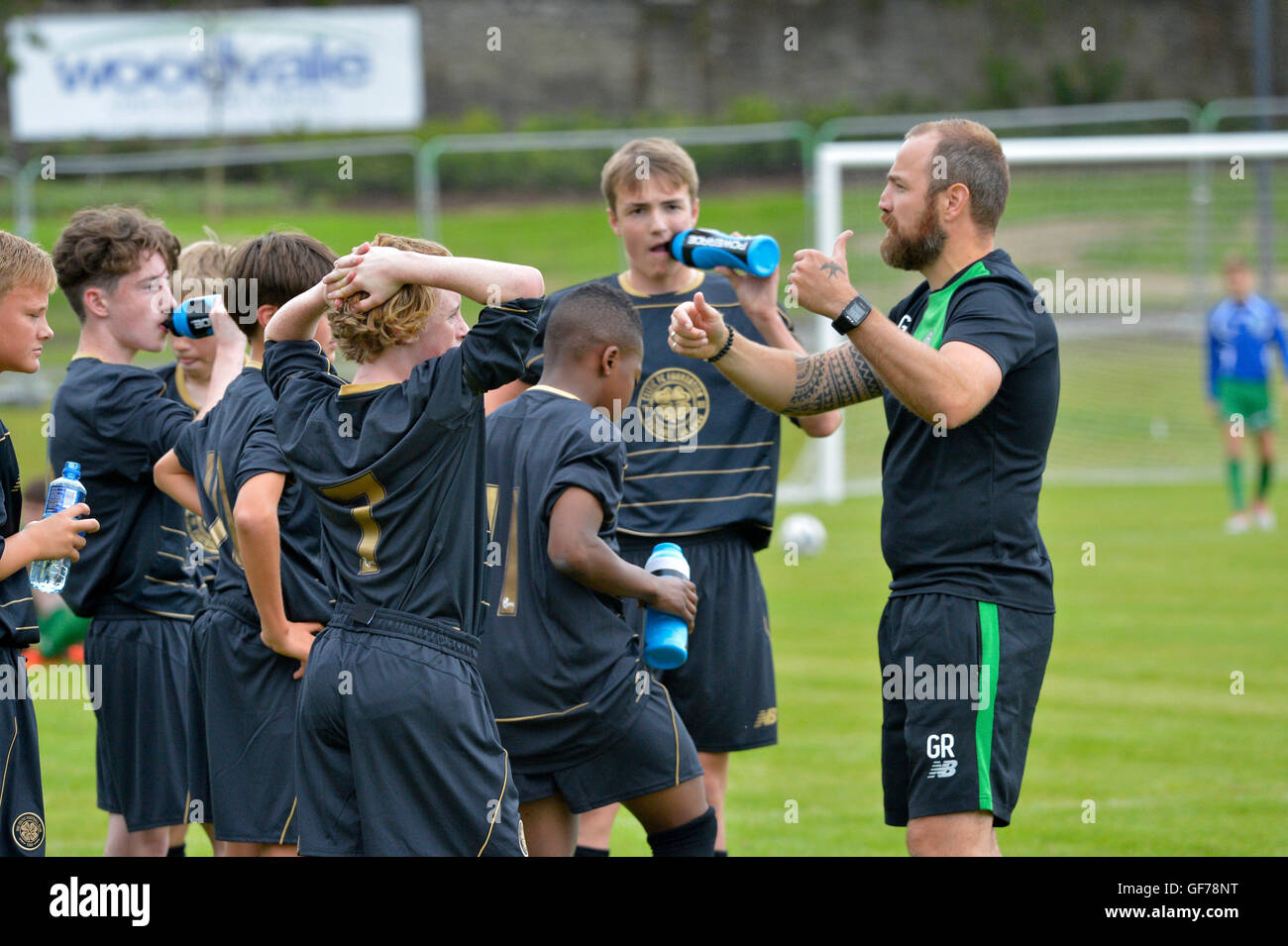Allenatore dando team parlare di Glasgow Celtic sotto 14 calciatori a metà tempo in Foyle Cup, Derry, settentrionale, Irlanda Foto Stock