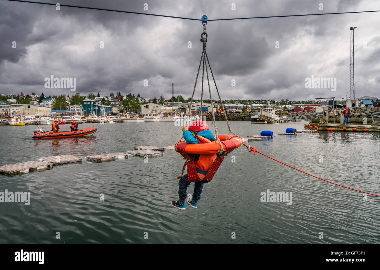 Bambino su una cintura di salvataggio con un salvagente al marinaio annuale  del Festival, Hafnarfjordur, Islanda Foto stock - Alamy