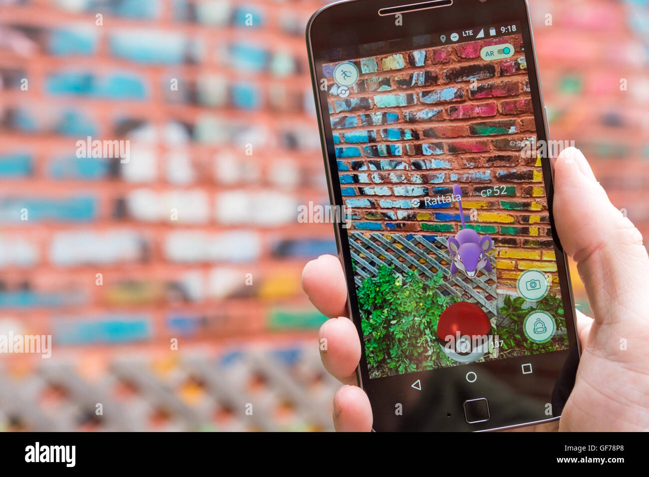 Montreal, CA - Luglio 28, 2016: primo piano di un uomo Gioca Pokemon vai su uno smart phone. Pokemon Go è un gioco di realtà virtuale release Foto Stock