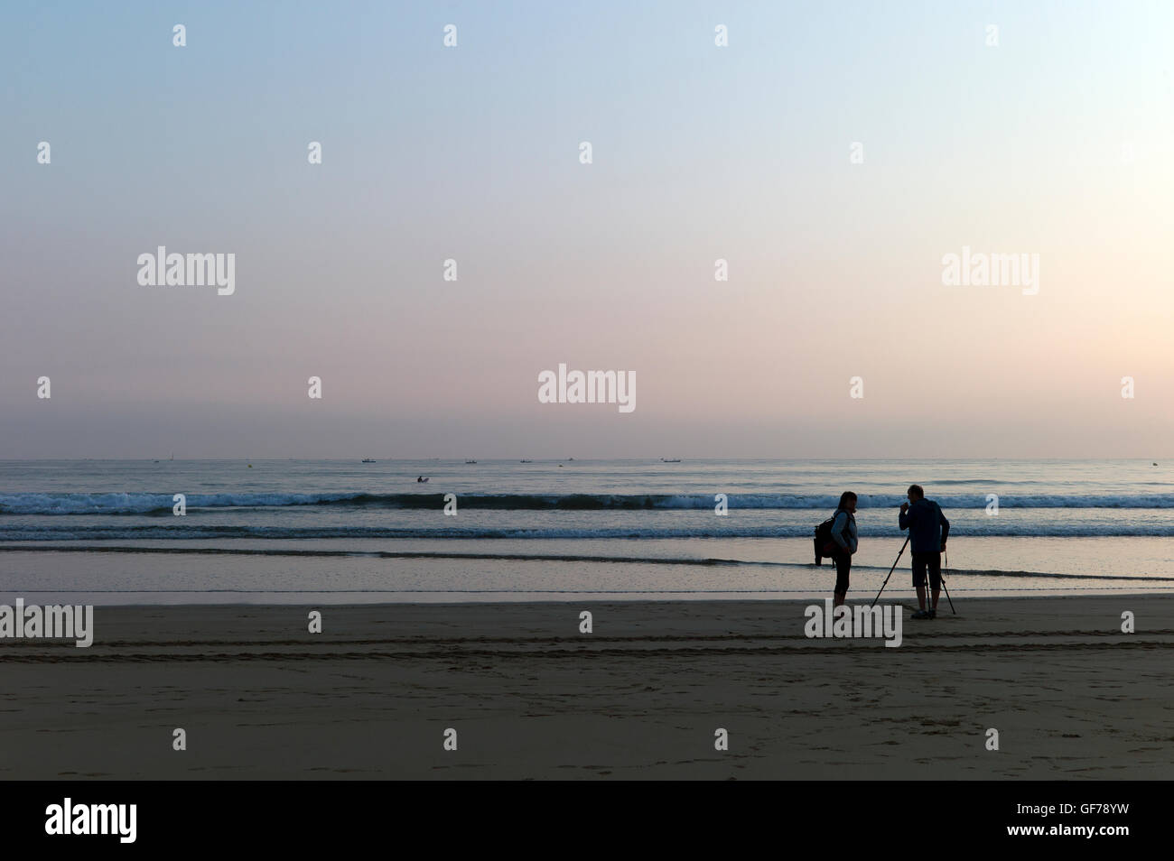 Fotografi sulla spiaggia al tramonto, Hendaye Francia Foto Stock