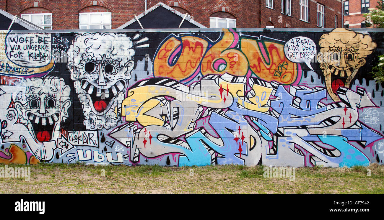 Graffiti audaci illuminano un muro a Copenaghen, Danimarca, aggiungendo colori vivaci e creatività urbana al paesaggio urbano della città. Foto Stock