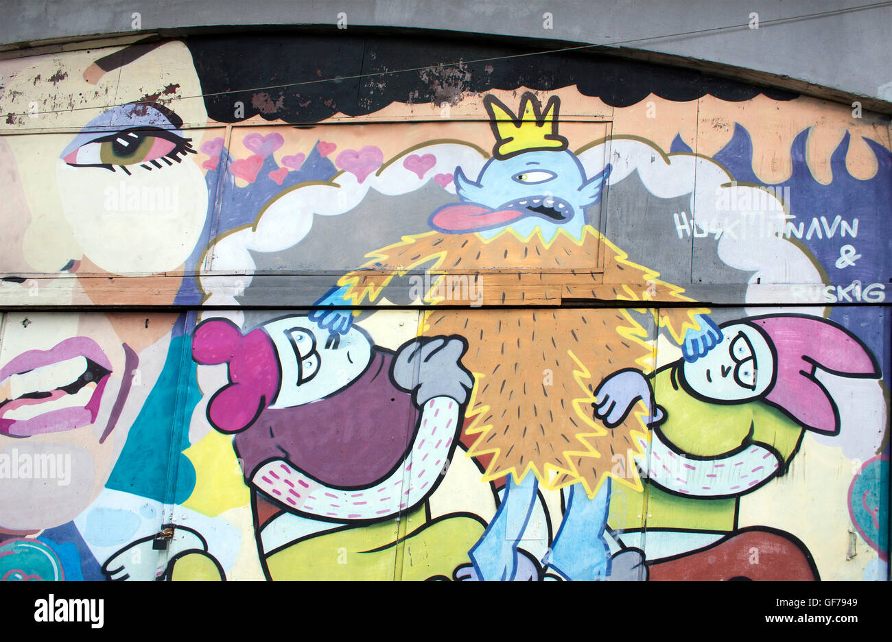 Graffiti audaci illuminano un muro a Copenaghen, Danimarca, aggiungendo colori vivaci e creatività urbana al paesaggio urbano della città. Foto Stock