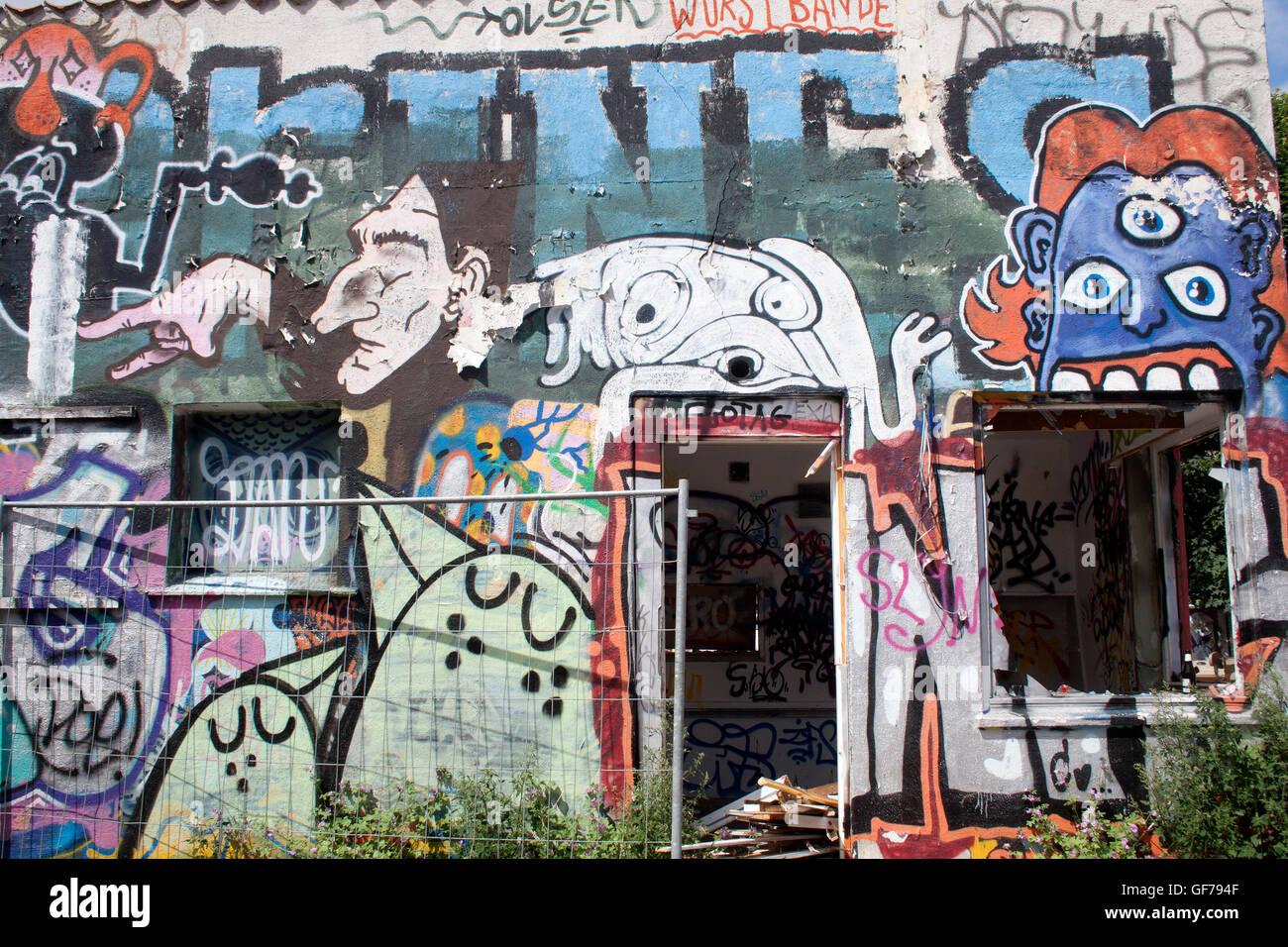 Graffiti audaci illuminano un muro a Copenaghen, Danimarca, aggiungendo colori vivaci e creatività urbana al paesaggio urbano della città. Foto Stock