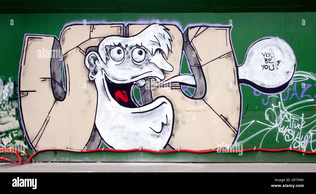 Graffiti audaci illuminano un muro a Copenaghen, Danimarca, aggiungendo colori vivaci e creatività urbana al paesaggio urbano della città. Foto Stock