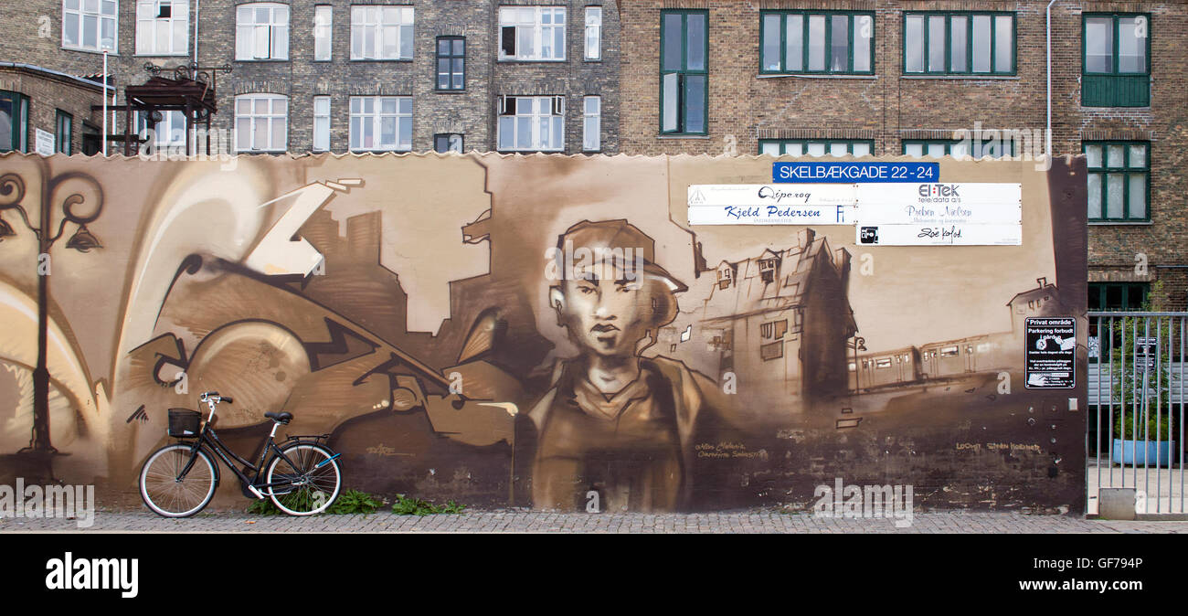Graffiti audaci illuminano un muro a Copenaghen, Danimarca, aggiungendo colori vivaci e creatività urbana al paesaggio urbano della città. Foto Stock