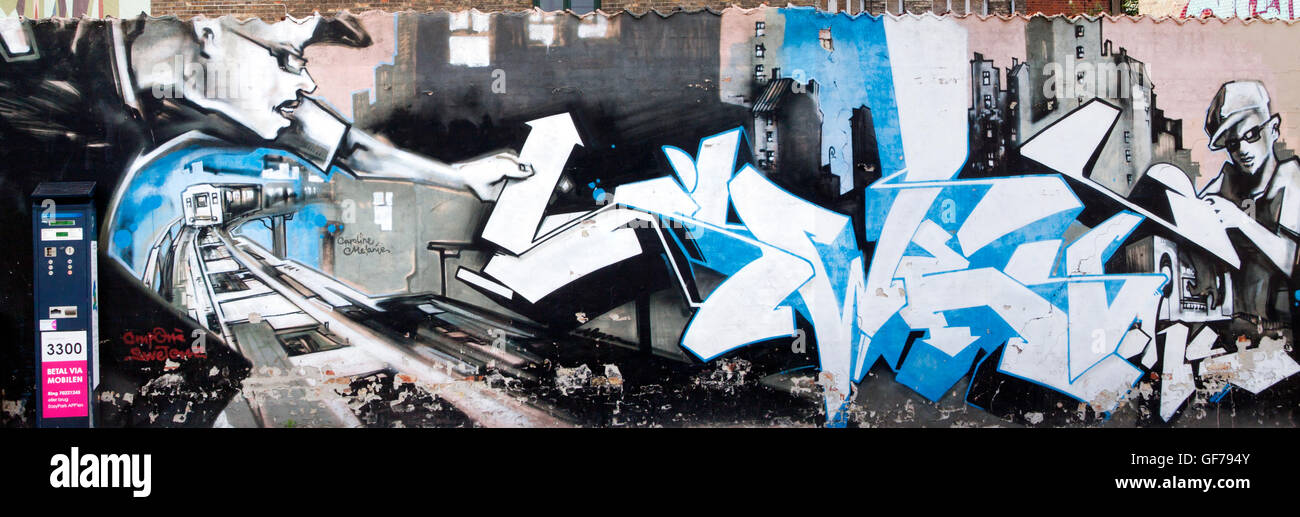 Graffiti audaci illuminano un muro a Copenaghen, Danimarca, aggiungendo colori vivaci e creatività urbana al paesaggio urbano della città. Foto Stock