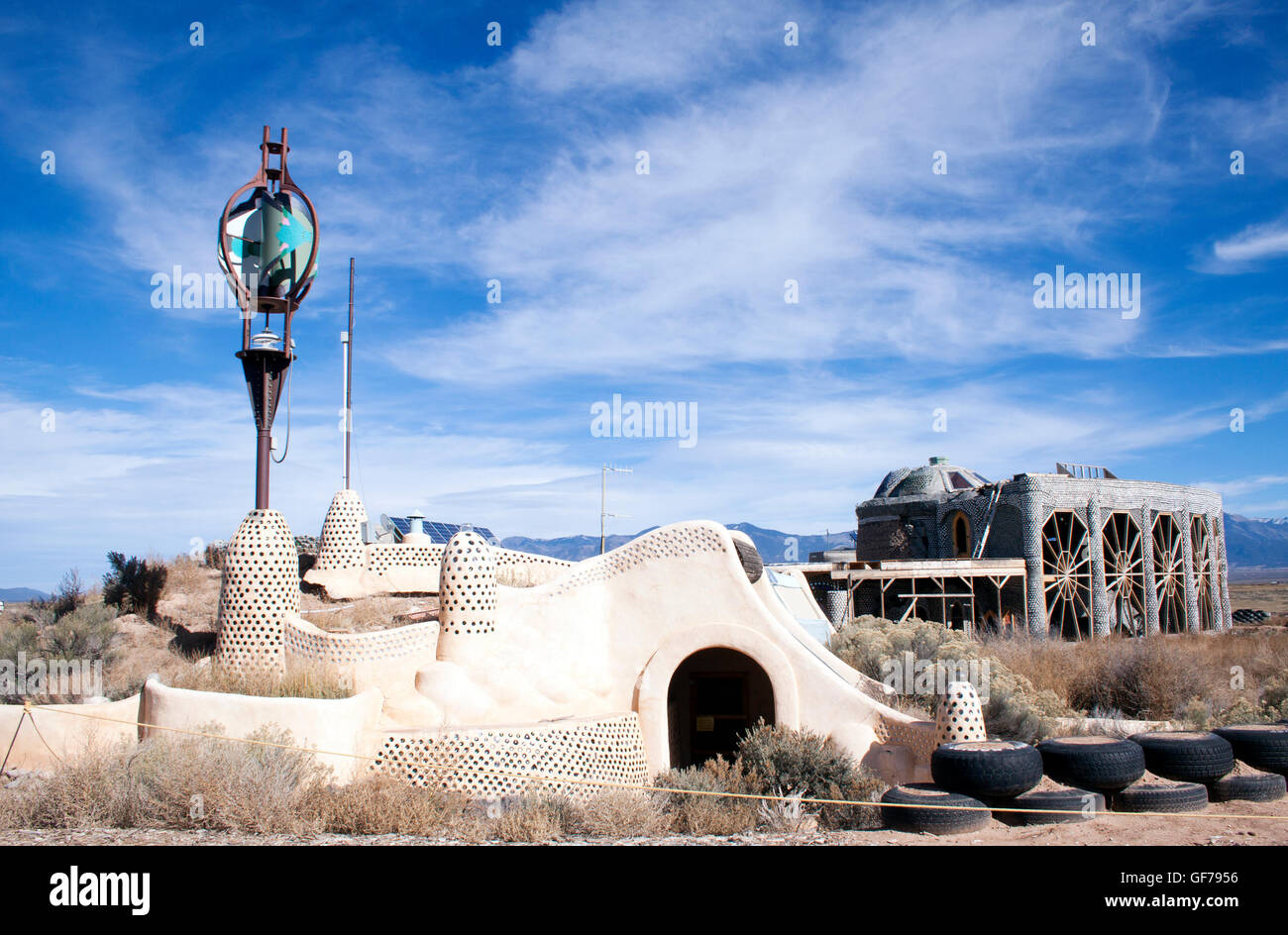 La Earthship Biotecture House di Taos, New Mexico, è una casa unica e sostenibile costruita con materiali riciclati e alimentata da energia rinnovabile. Foto Stock