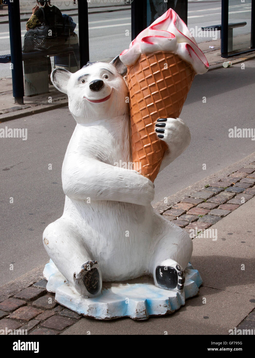 Una stravagante statua dell'orso polare con un cono di gelato si erge a Copenaghen, Danimarca, aggiungendo fascino e divertimento alla scena di strada della città. Foto Stock