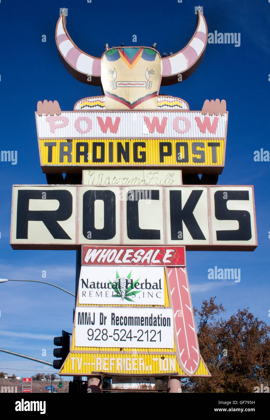 Insegna vintage Pow Wow Trading Post per il negozio di pietre a Holbrook, Arizona, un punto di riferimento della Route 66 caratterizzato dal classico fascino americano sulla strada. Foto Stock