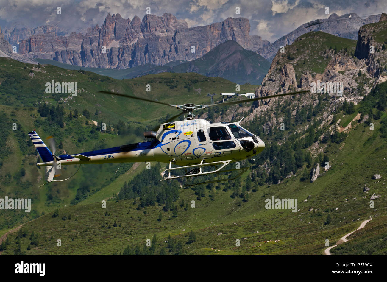 Elicottero in volo sopra il Passo Pordoi, Dolomiti, Italia Foto Stock
