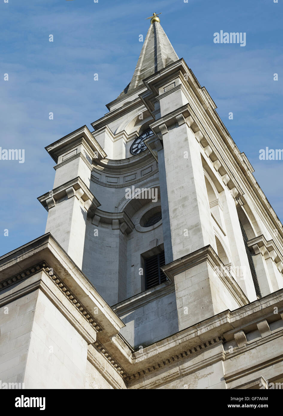 La Chiesa di Cristo Spitalfields tower da nord, guardando verso l'alto Foto Stock