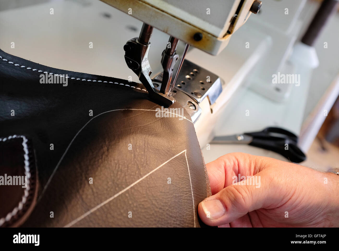 Tradizionale a mano Sella in cuoio rendendo Foto Stock