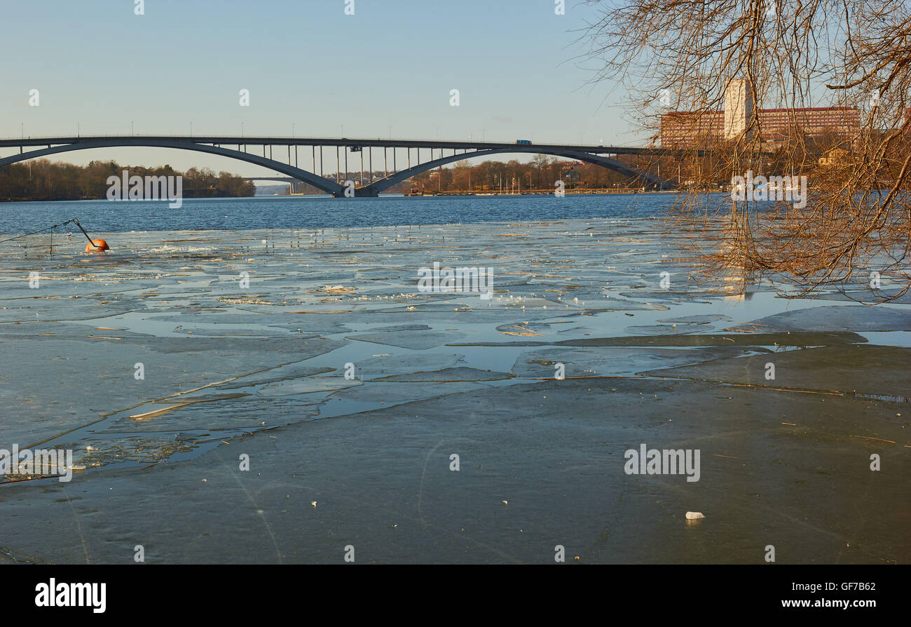 Scena invernale con Vasterbron Bridge (ponte ovest) che attraversa Riddarfjarden Kungsholmen Stoccolma Svezia Scandinavia Foto Stock