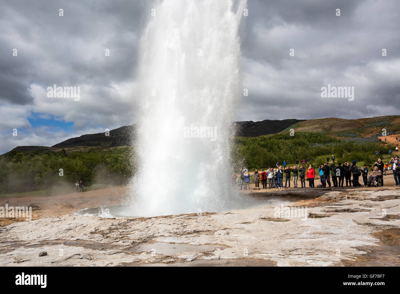 Strokkur Geysir primavera calda Area, sgorga acqua 30 metri (100 ft), a sud-ovest dell'Islanda, Golden Circle Tour Foto Stock