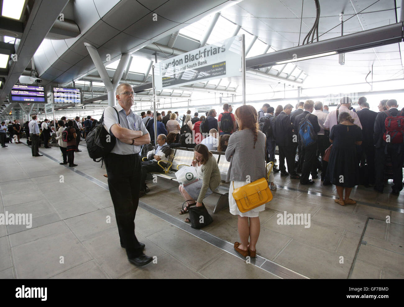 Pendolari in attesa su una piattaforma a Blackfriars Station di Londra, durante la serata Rush Hour, come Dipartimento per i trasporti cifre mostrano che la stazione ha la più alta percentuale di passeggeri al di sopra della capacità ufficiale per il loro servizio fuori da tutte le principali stazioni nella capitale a 14% al mattino di picco. Foto Stock