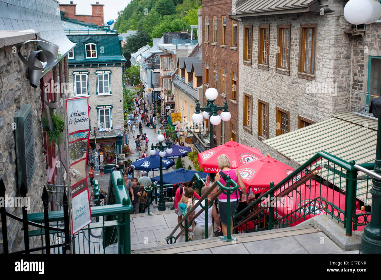I turisti in giro per la Città Vecchia, America del nord, Canada Quebec Quebec City, Rue du Petit Champlain, Quebec City è la capitale Foto Stock
