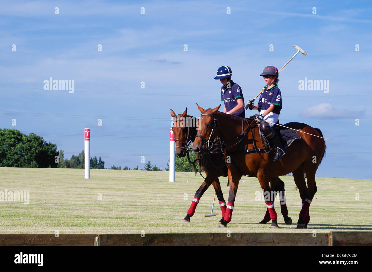 Due giovani giocatori di polo sul campo dopo una partita in Lussemburgo, 2016 Foto Stock