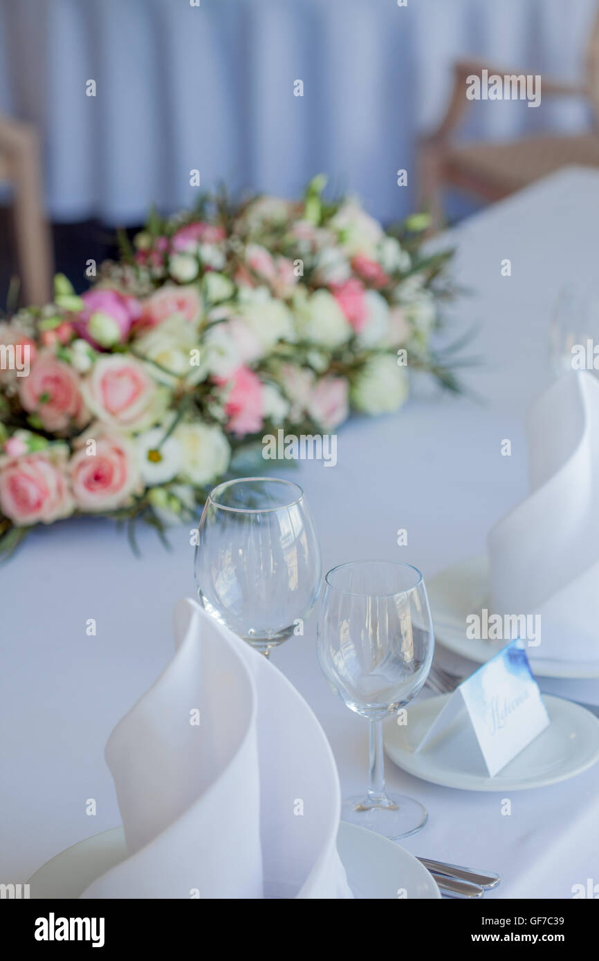 Bicchieri sul ristorante. tabella appuntamenti. matrimonio, decorazioni floreali Foto Stock