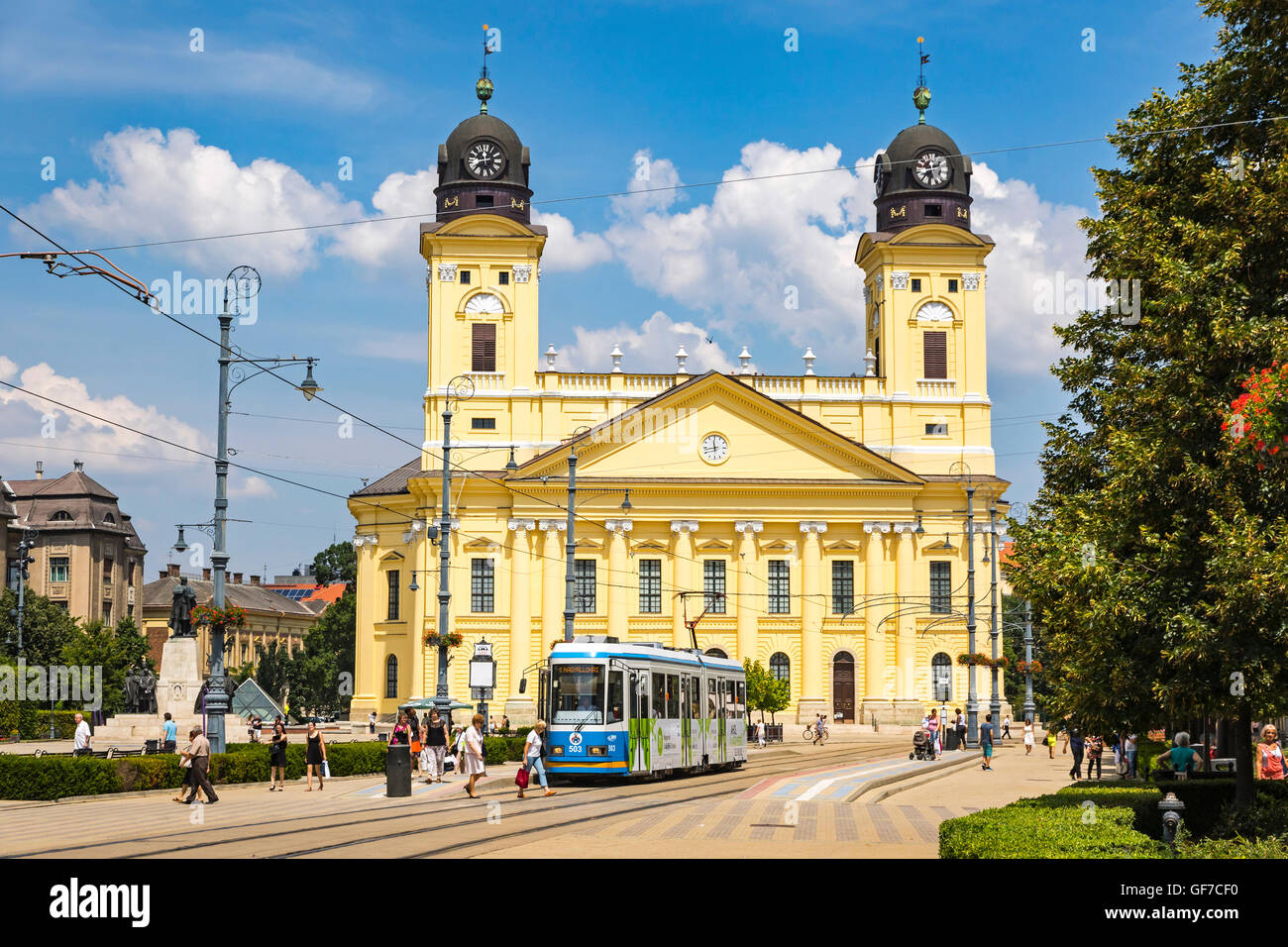 La piazza Kossuth con grande protestanti chiesa (ungherese: Reformatus Nagytemplom) sullo sfondo nella città di Debrecen, Ungheria Foto Stock