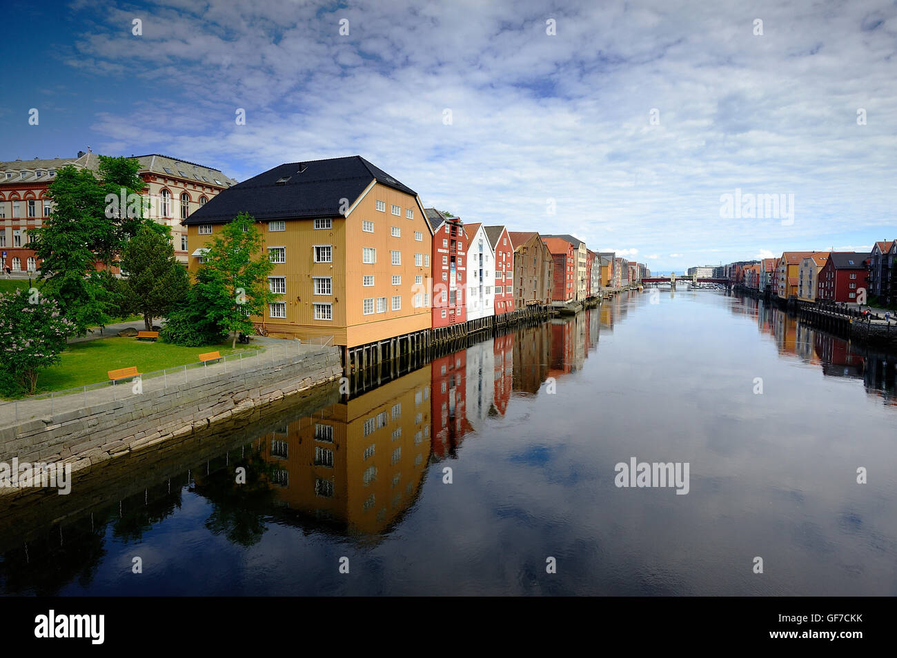 Riflessi colorati nel fiume di Trondheim Foto Stock