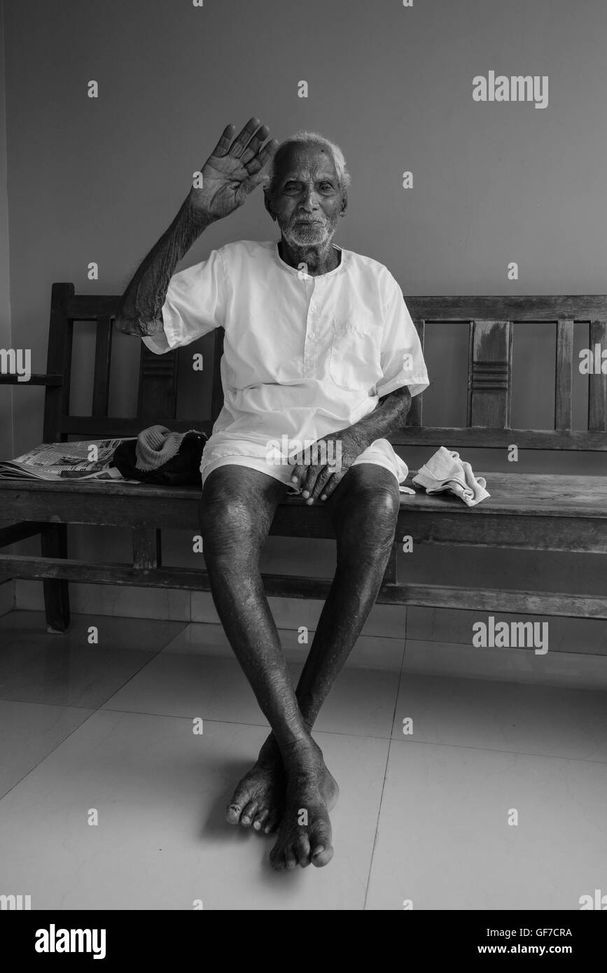 Longelivity - cento e due anni vecchio uomo indiano davanti a casa sua. Villaggio Shirgaon, Palghar, Maharashtra, Mumbai, India Foto Stock
