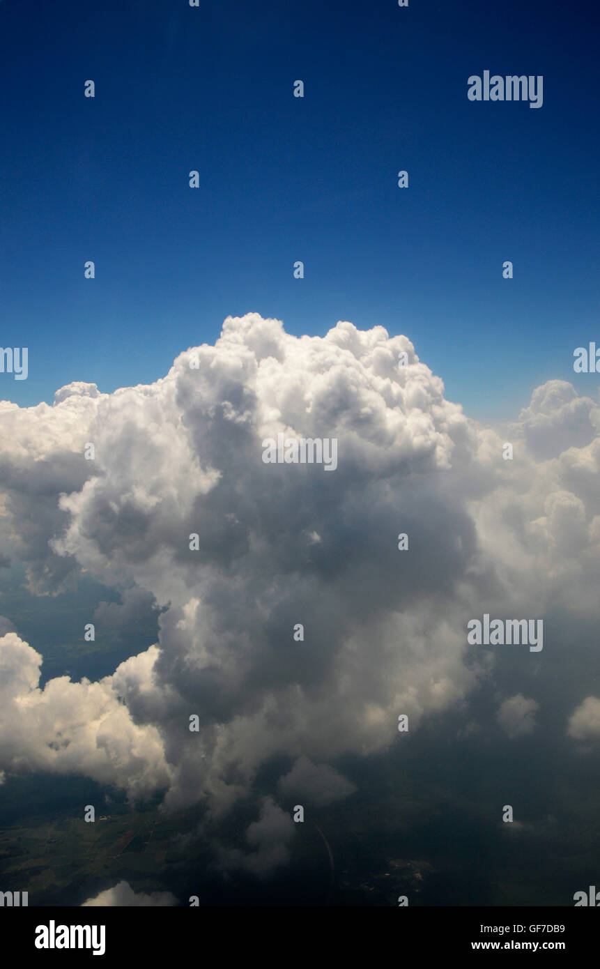 Guardando dalla finestra di un aereo su una nuvola di cumulus Foto Stock