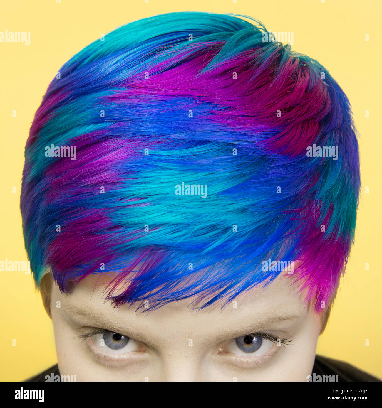 Multi colorata in blu e viola, rosa capelli stile dettaglio Foto Stock