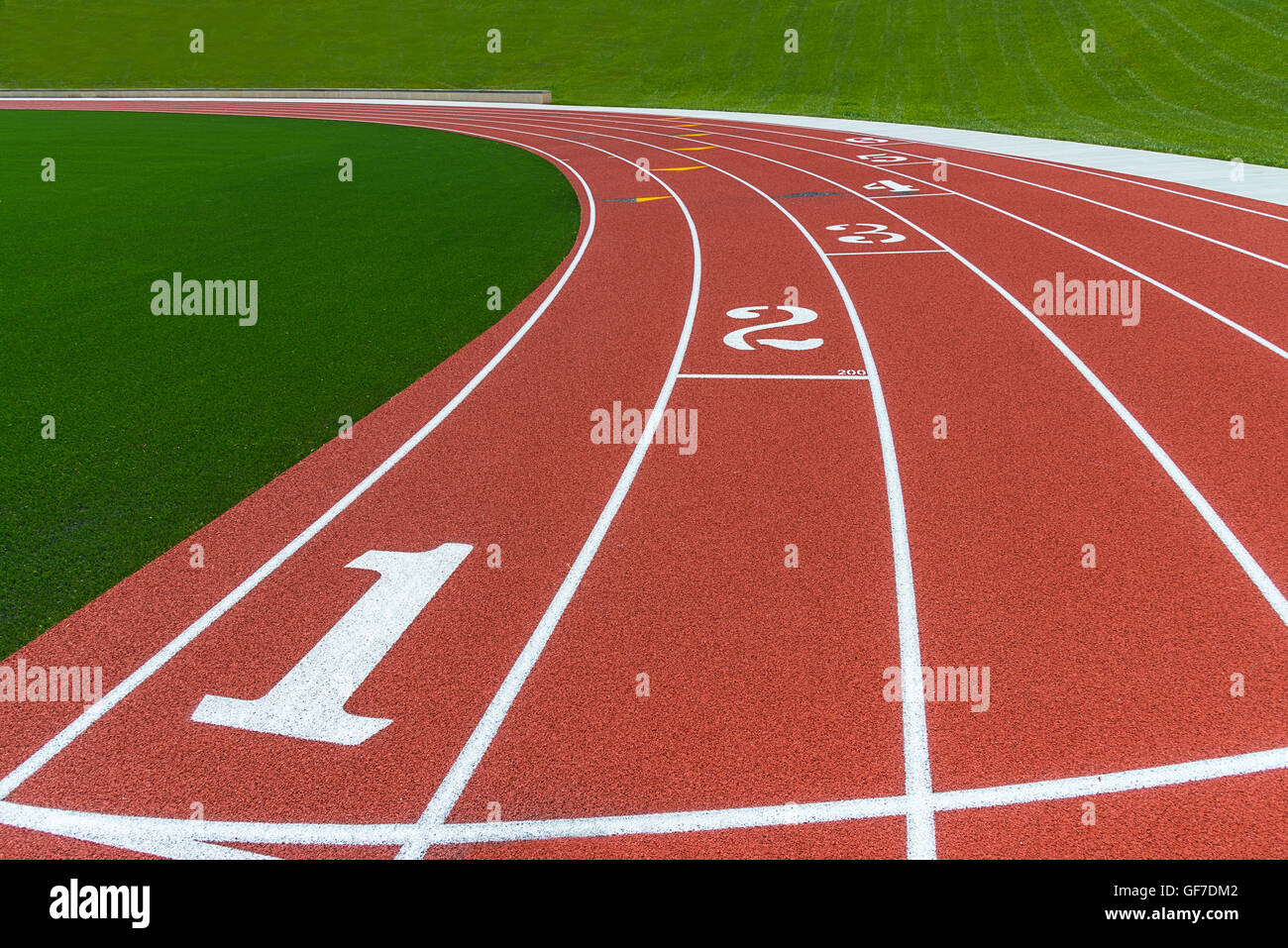 Vista ravvicinata di una pista e campo caso lo stadio con le corsie a formare motivi grafici Foto Stock