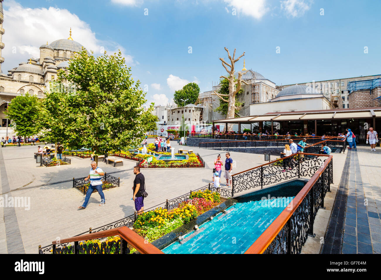 ISTANBUL - 18 agosto: Piazza del Bazar delle Spezie vicino La Yeni Cami su agosto 18, 2015 a Istanbul. Quadrato di Bazar delle Spezie ne Foto Stock