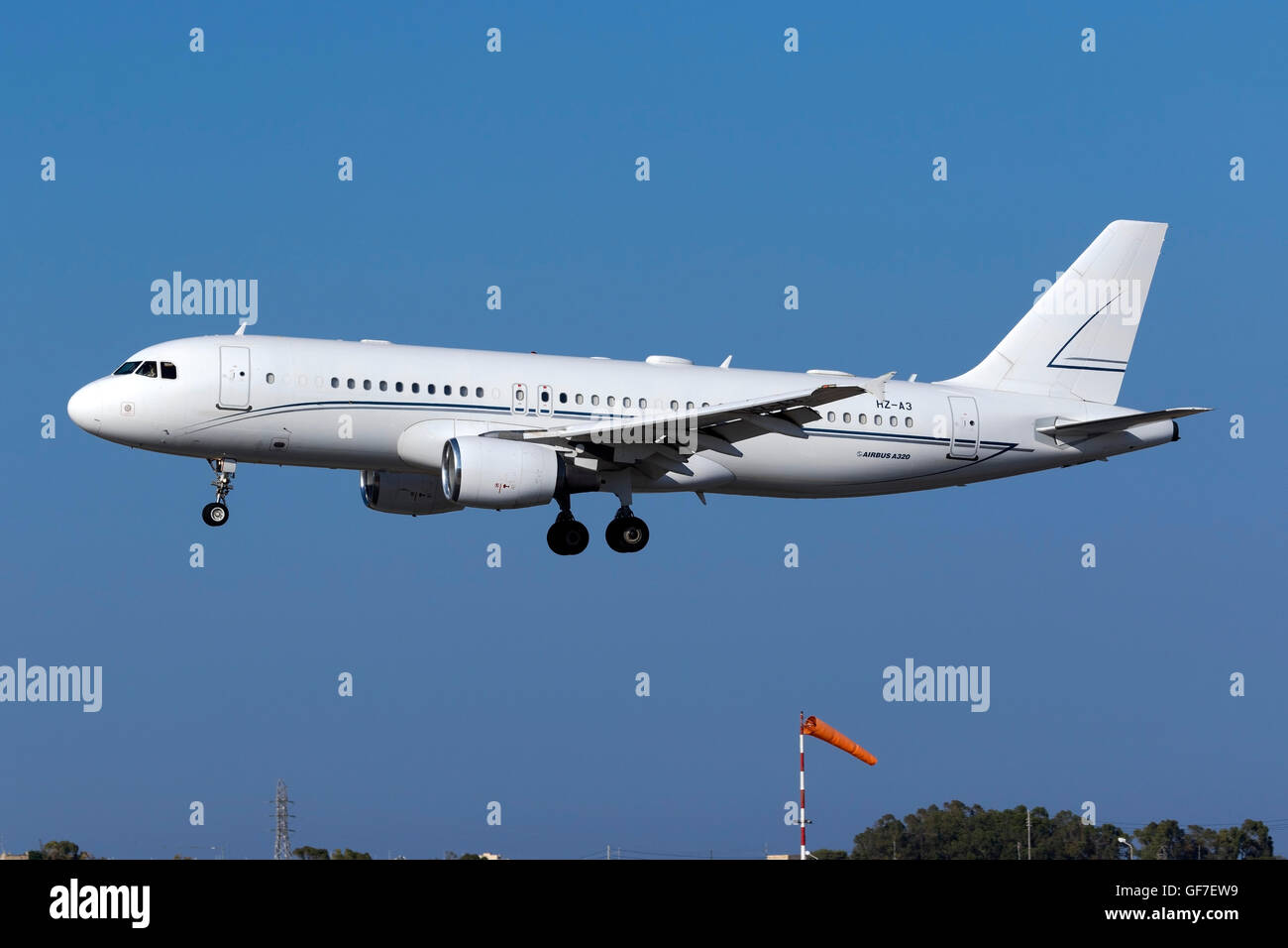 Alpha Star dei servizi aerei Airbus A320-214(CJ) Prestige [HZ-A3] pista di atterraggio 31. Foto Stock