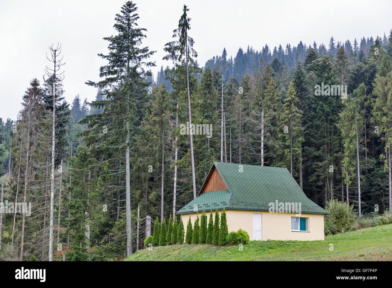 Piccola casa moderna nei pressi della pista da sci nelle montagne dei Carpazi, Ucraina Occidentale. Foto Stock