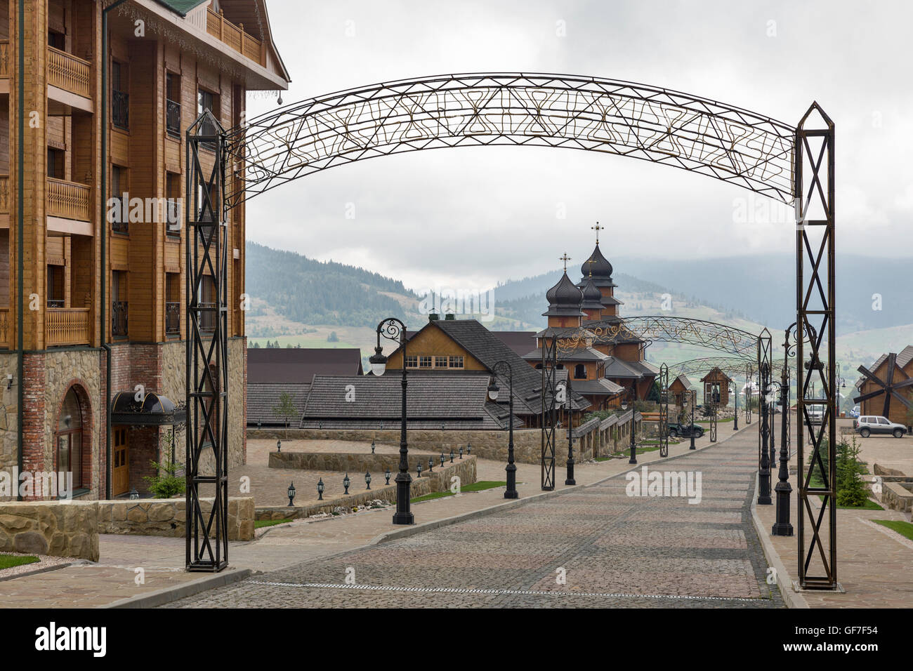 Di recente costruzione in legno winter resort vicino alla pista da sci nelle montagne dei Carpazi, Ucraina Occidentale Foto Stock