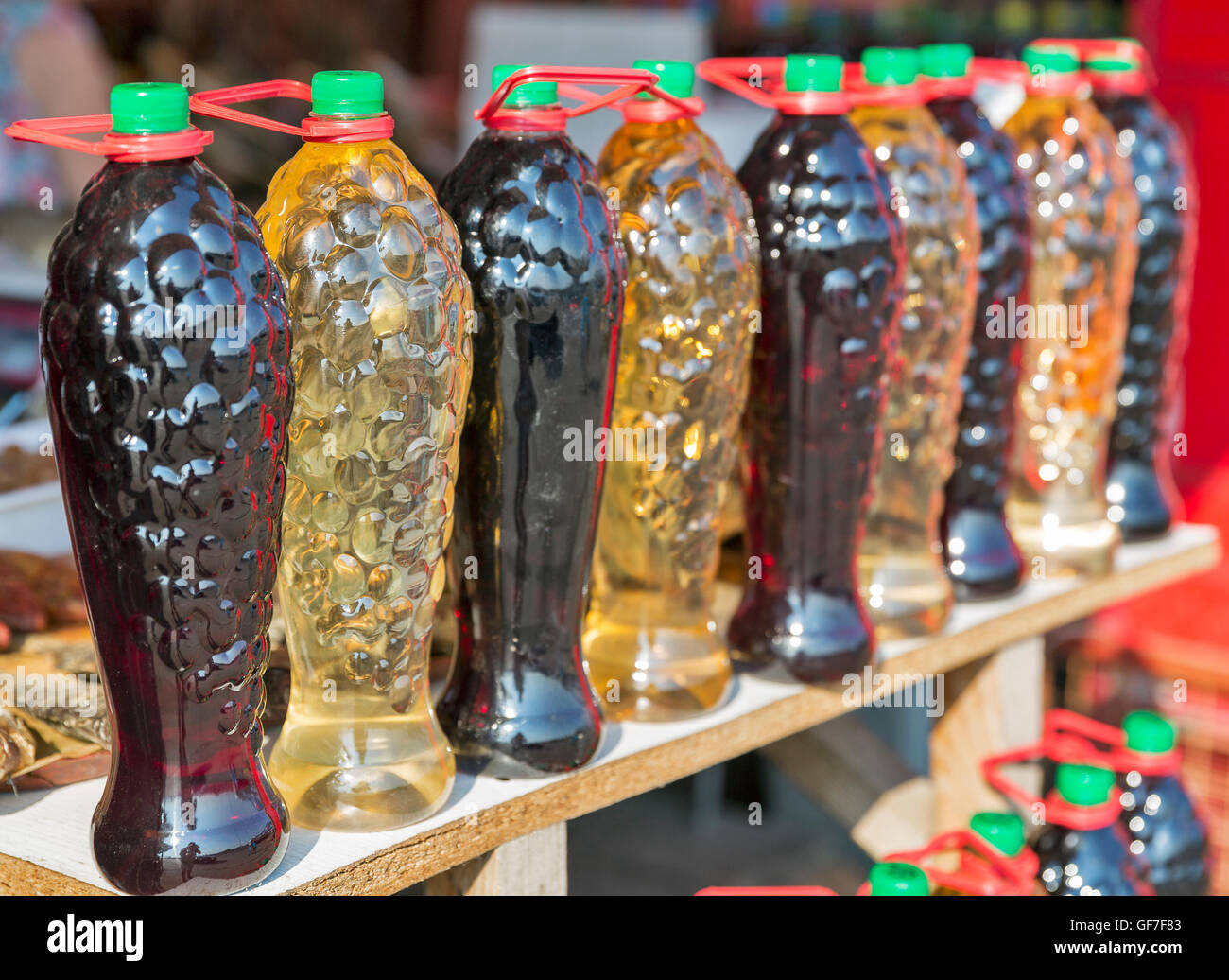 Home vino birra in bottiglie di plastica in vendita nel mercato di strada closeup Foto Stock