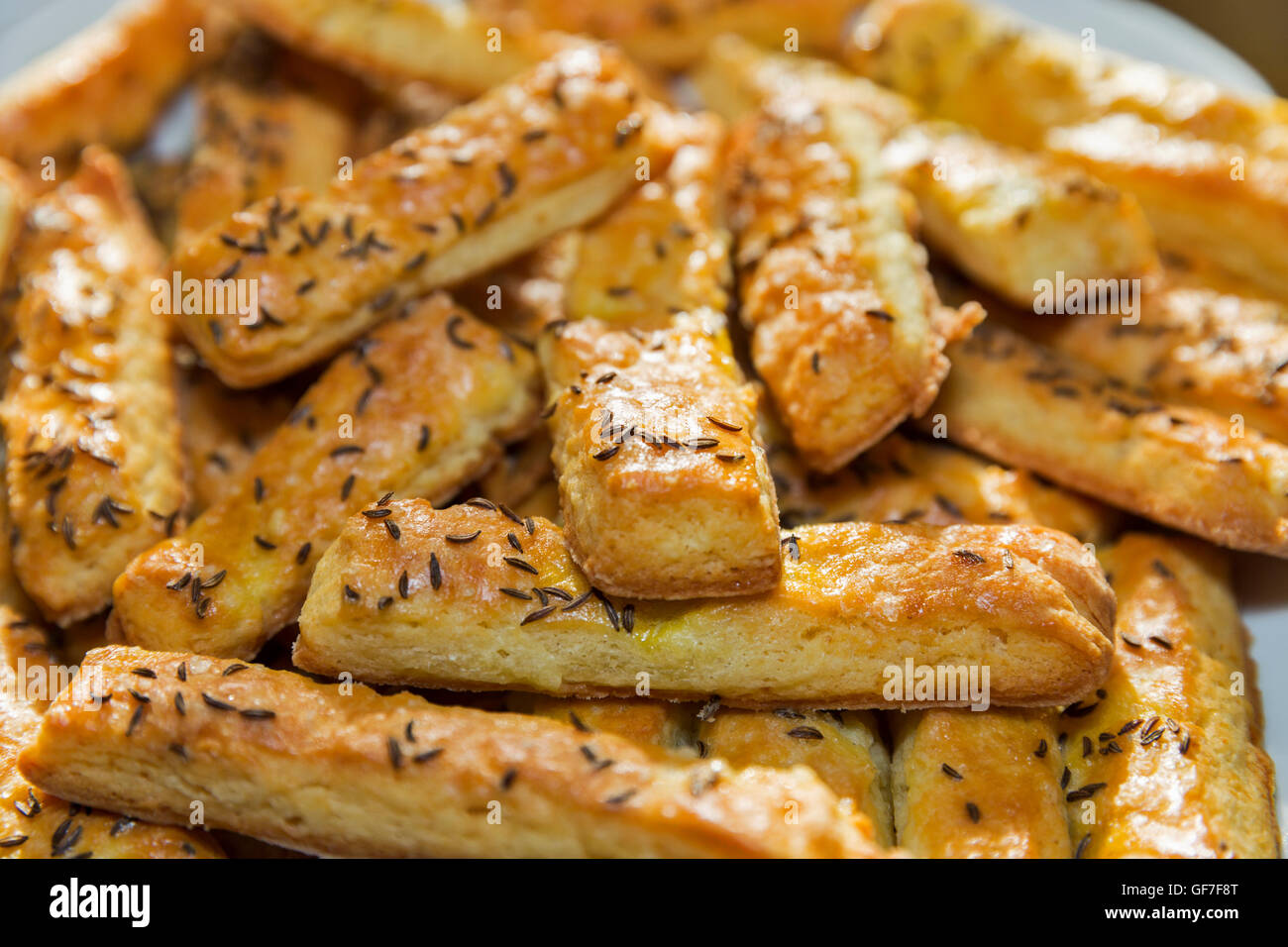 Freschi di forno pasta formaggio bastoni con semi di cumino closeup Foto Stock