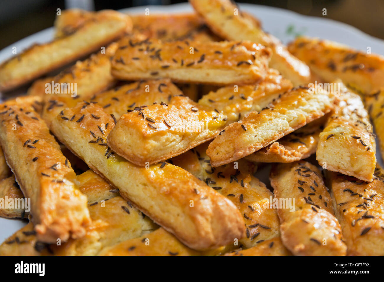 Freschi di forno pasta formaggio bastoni con semi di cumino closeup Foto Stock