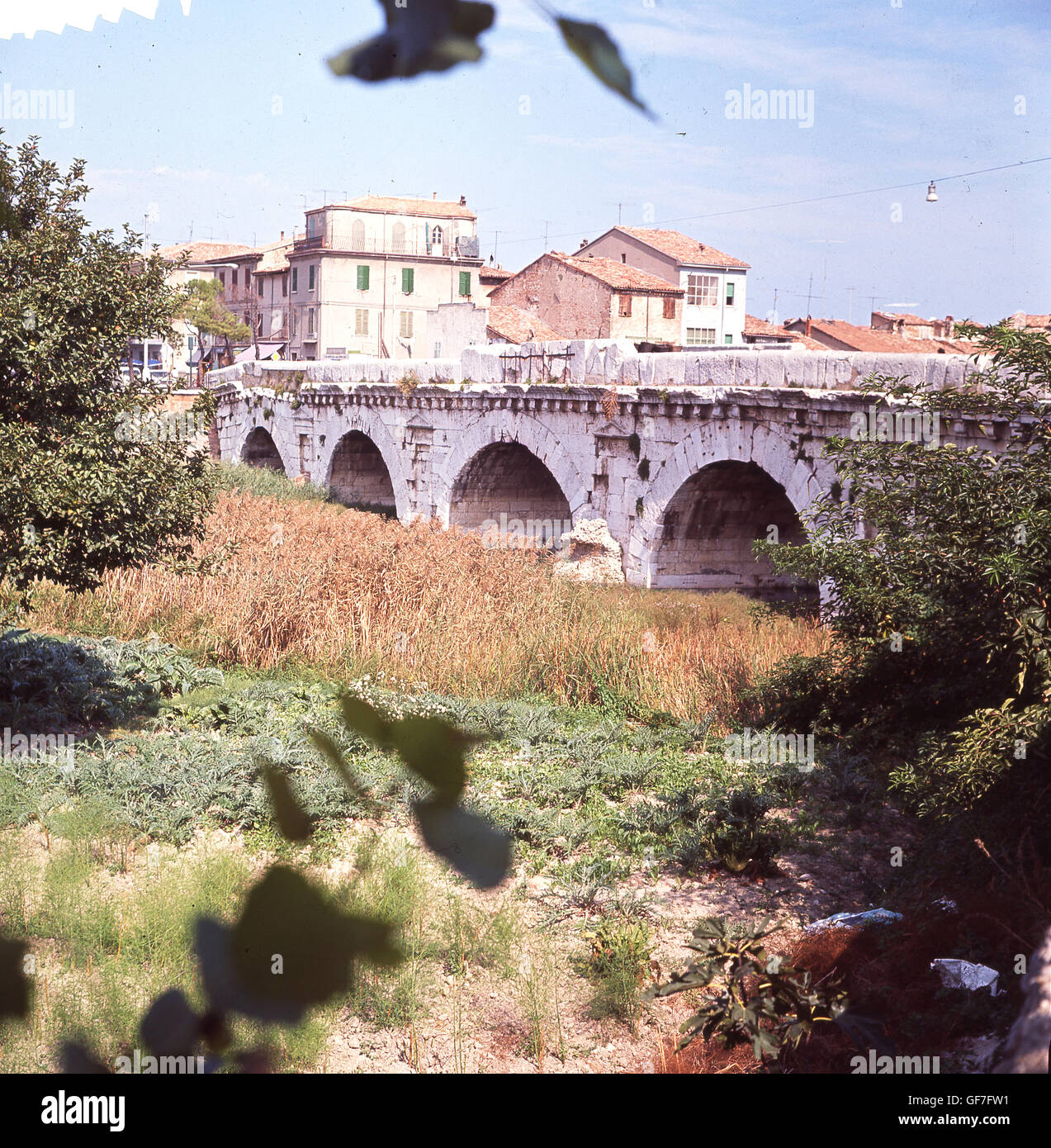 Anni sessanta, il ponte romano di Tiberis, Rimini, Emilia Romagna, Italia. Foto Stock
