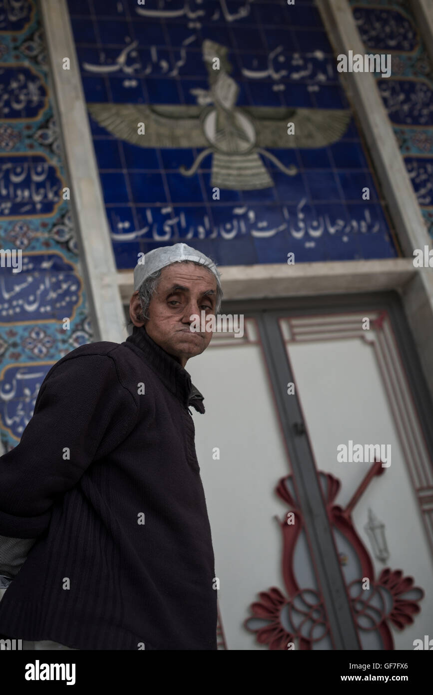 Anziano custode del Santuario di fronte al fuoco zoroastriano tempio-Pir e Sabz. Vicino a Yazd, Iran Foto Stock