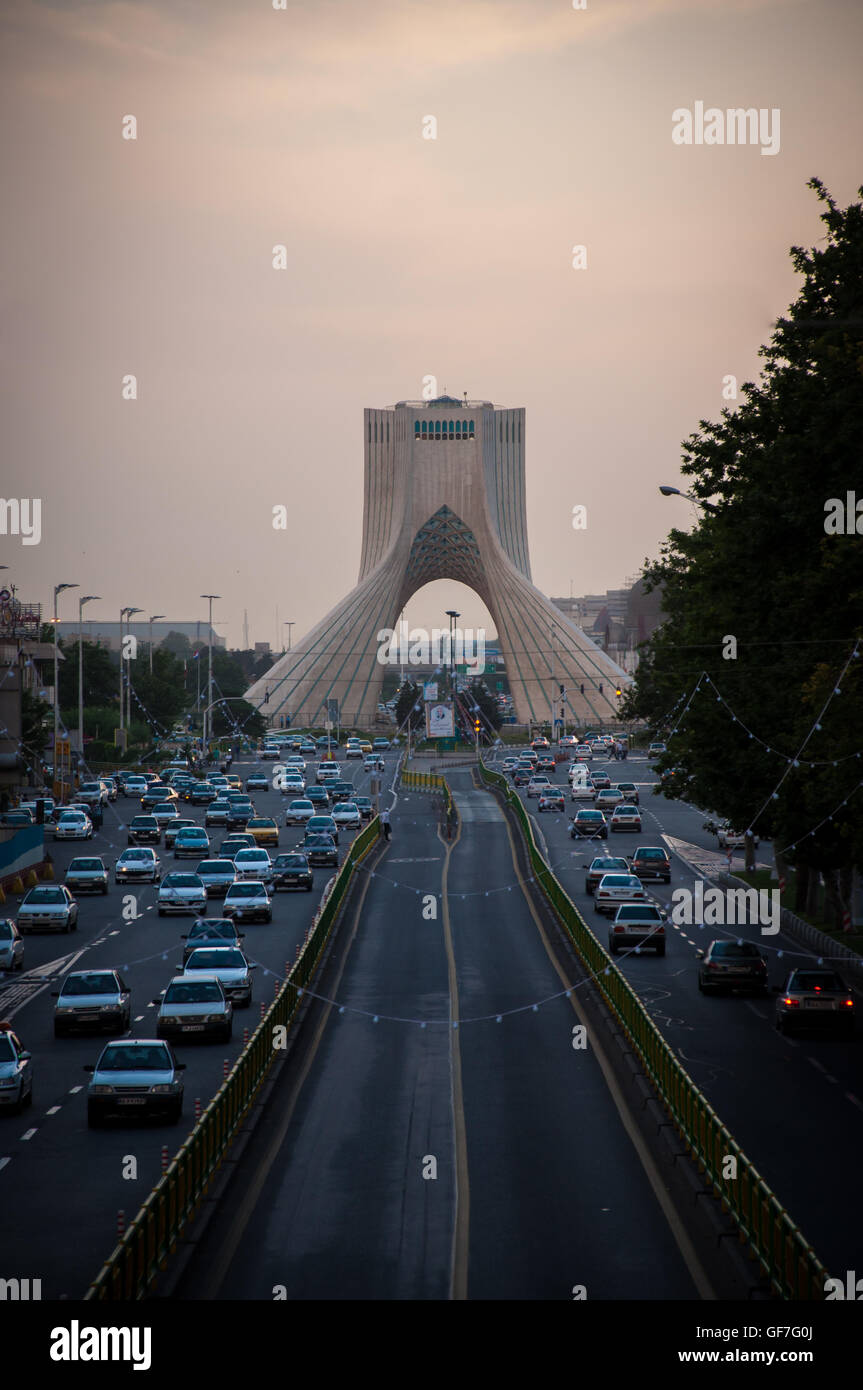 Borj-e Azadi (Liberty Torre). La torre costruire come un monumento segna l'entrata ovest della città ed era il simbolo di Teheran. Foto Stock