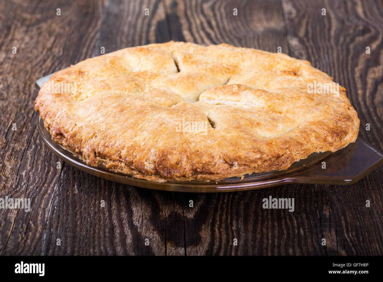 In casa la torta di mele con un grafico a torta in scaglie crosta e le mele a fette, zucchero, pepe della Giamaica, cannella, vaniglia su tavola in legno rustico Foto Stock