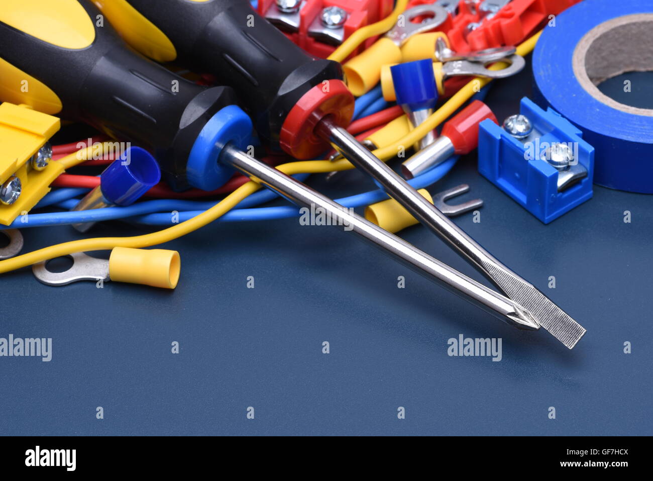 Componente elettrico kit per l'uso in installazioni elettriche su blu sullo sfondo di metallo Foto Stock