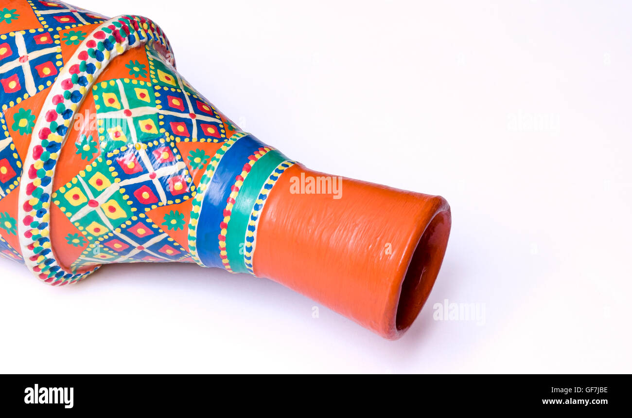 Ancora la vita che mostra un angolo di visualizzazione di un egiziano arancione decorato vaso in ceramica su sfondo bianco Foto Stock