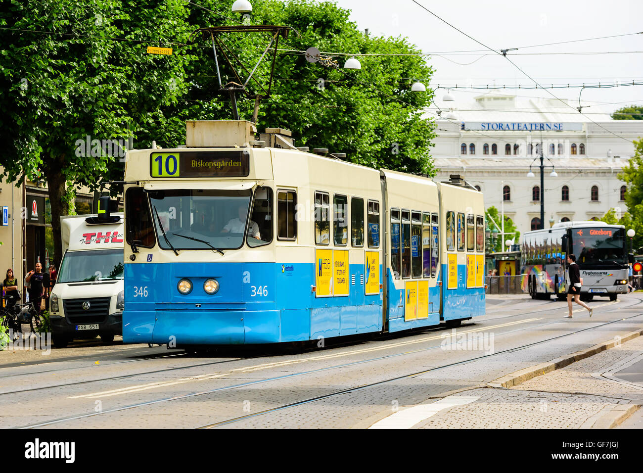 Goteborg, Svezia - 25 Luglio 2016: blu e beige e tram nel centro città. Il tram elettrico sono gestiti da Vasttrafik Trasporti e CO Foto Stock