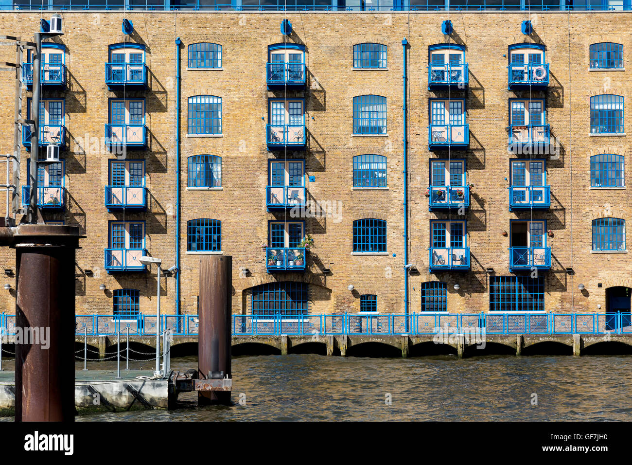 Edifici di appartamenti sul fiume Tamigi a Londra, Regno Unito Foto Stock