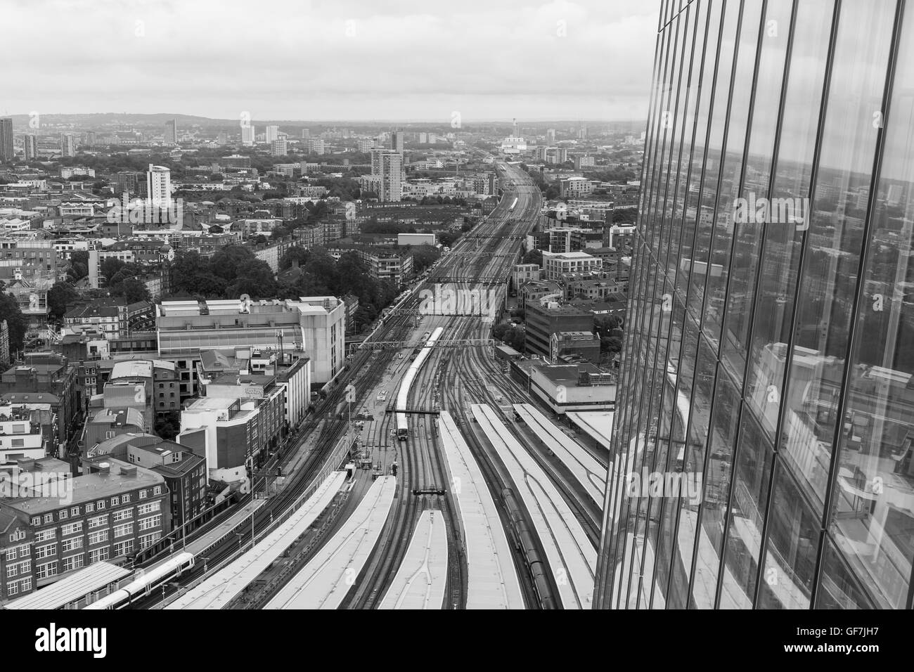 Londra, Inghilterra - Giugno 2016. Vista dei binari del treno e le piattaforme dalla costruzione di Shard Foto Stock