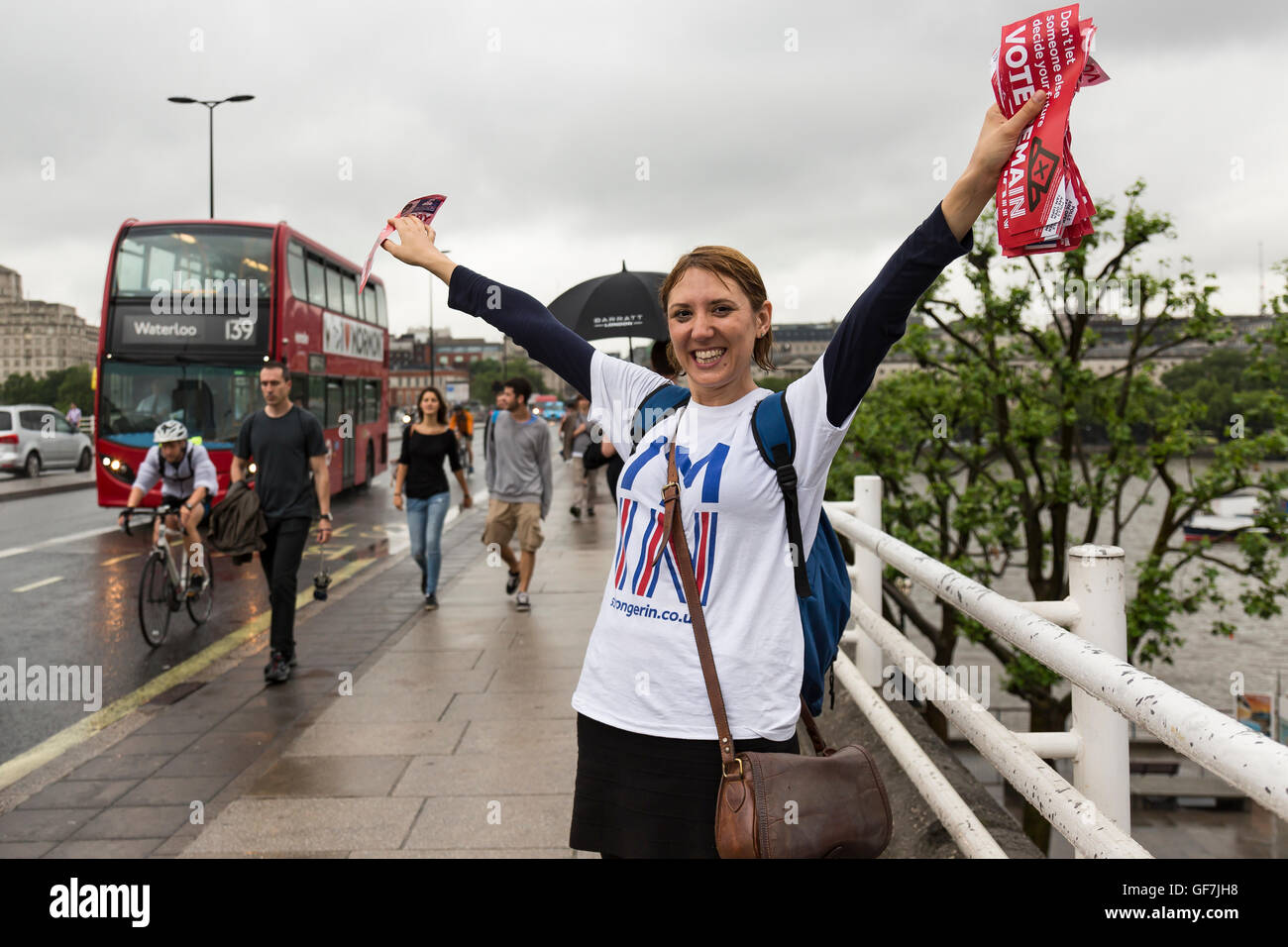 Londra, Inghilterra - Giugno 2016. Una donna di consegnare voto- rimangono brochure per i pedoni Foto Stock